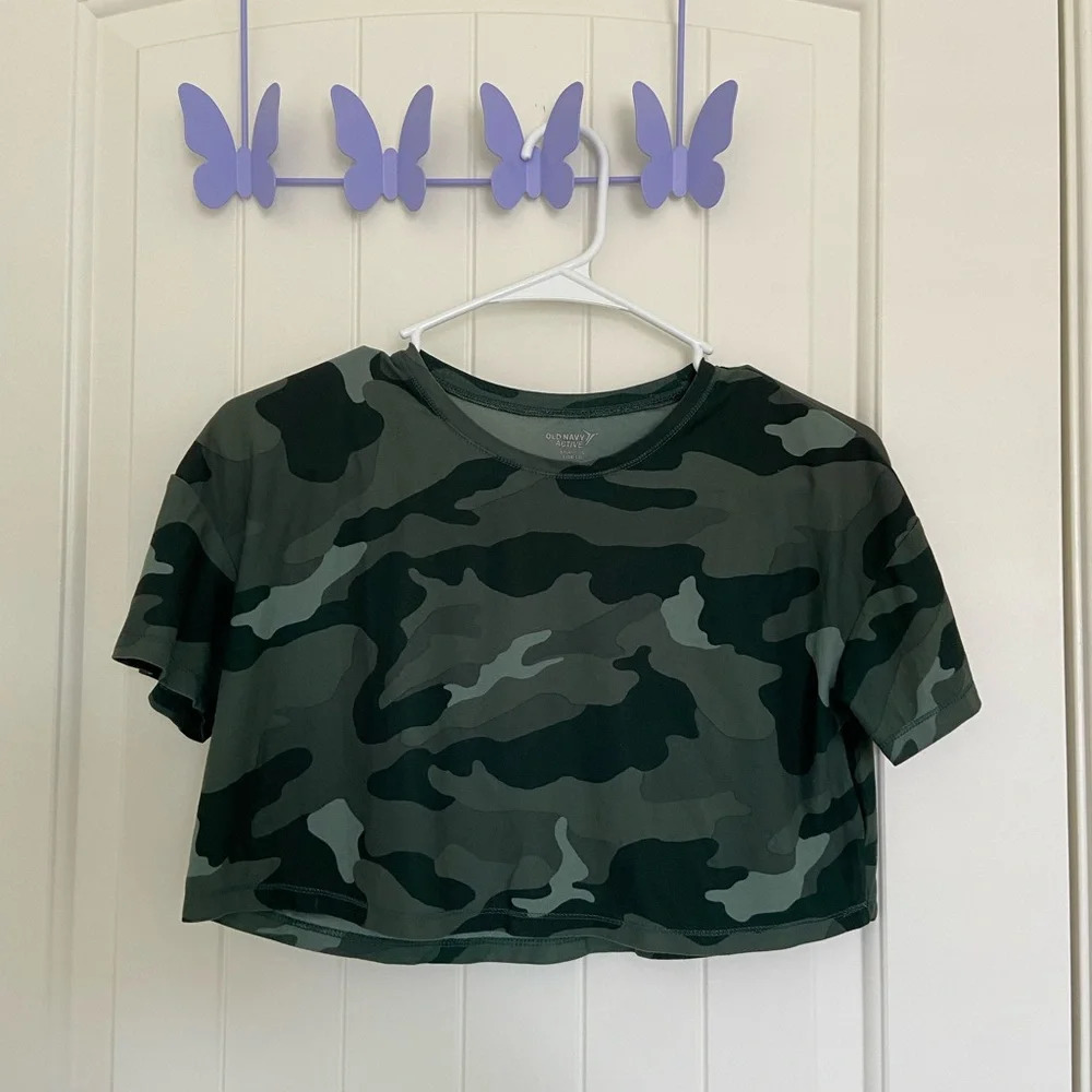 Old Navy girl’s camouflage active cropped‎ top — large